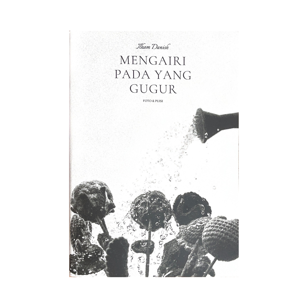 Mengairi Pada Yang Gugur: Foto & Puisi